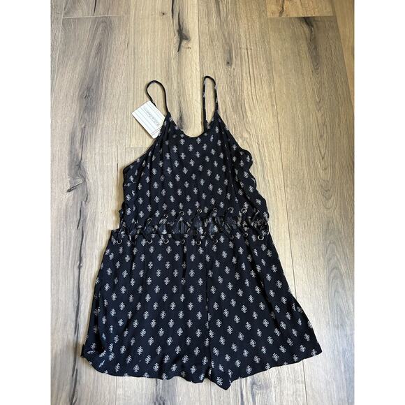 NEW LF Native Rose Size 8 Kloe Black Woven Cut Out Romper $78 - Picture 1 of 6